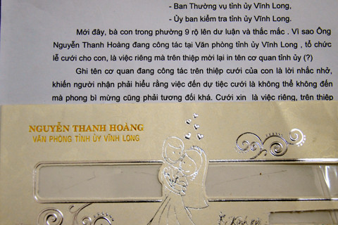 Thư phản ánh của người dân gửi Thường trực Tỉnh ủy Vĩnh Long kèm thiệp mời đám cưới con của ông Hoàng. Ảnh: Sông Tiền Thư phản ánh của người dân gửi Thường trực Tỉnh ủy Vĩnh Long kèm thiệp mời đám cưới con của ông Hoàng. Ảnh: Sông Tiền