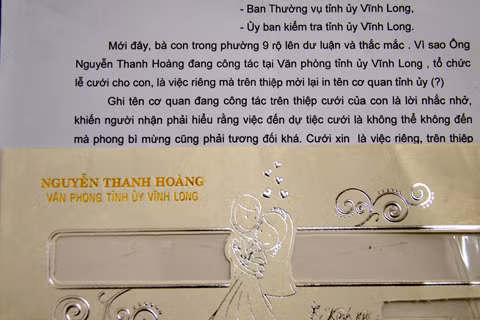 Thư phản ánh của người dân gửi Thường trực Tỉnh ủy Vĩnh Long kèm thiệp mời đám cưới con của ông Hoàng. Ảnh: Sông Tiền