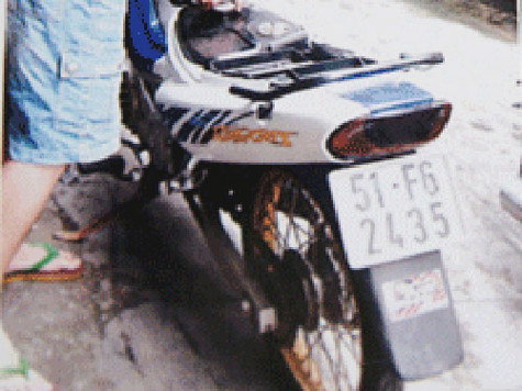 Chiếc xe của Trần Minh Hòa nhờ nhà báo Hoàng Khương "giải cứu" dẫn đến vụ án “Đưa, nhận và môi giới hối lộ”. Ảnh chụp lại từ ảnh do cơ quan công an cung cấp.