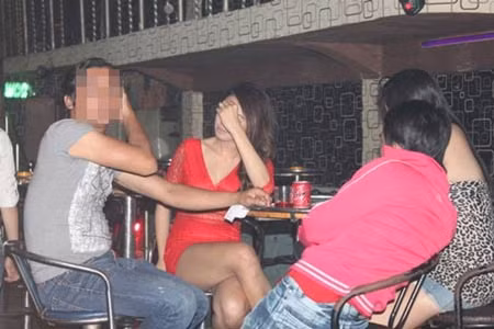 Nhiều tiếp viên và khách tại quán bar 926 chờ lập biên bản, lấy lời khai