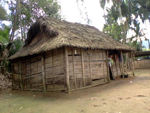 Căn nhà nhỏ này 10 ngày nay, bà Thương chưa dám trở về vì bị nghi "cầm đồ thuốc độc", về nhà sẽ bị trả thù.