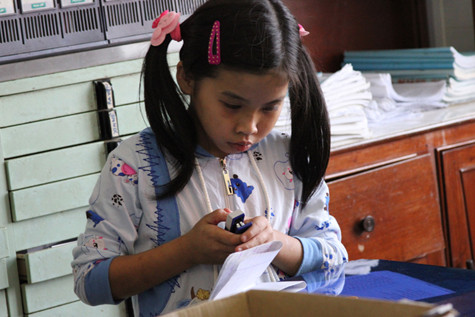 Thương tích trên mặt bé Phi gần như đã hoàn toàn bình phục. Thương tích trên mặt bé Phi gần như đã hoàn toàn bình phục.