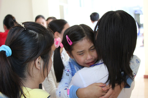 Bé Phi khóc nức nở khi nghe tin được xuất viện Bé Phi khóc nức nở khi nghe tin được xuất viện