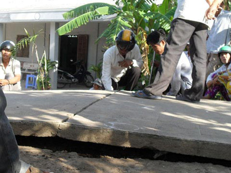 Trong ngày 28/2, hai tấm bê tông nổi cao hơn so với mặt đất khoảng 15 cm