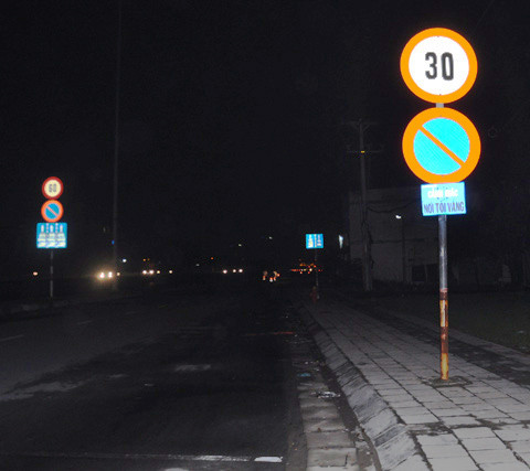 Nhiều tấm bảng khuyến cáo "Cảnh giác đường tối vắng" dành cho người đi dường. Ảnh: Quốc Thắng. Nhiều tấm bảng khuyến cáo "Cảnh giác đường tối vắng" dành cho người đi dường. Ảnh: Quốc Thắng.