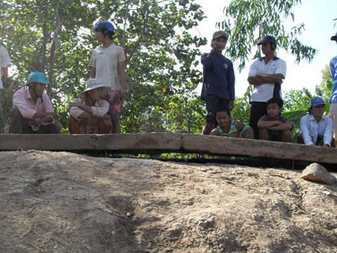 Hai tấm bê tông "co, duỗi" bất thường trong ngày