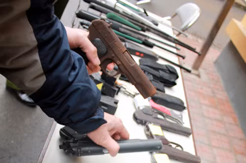 Các loại súng bị cơ quan công an thu giữ Các loại súng bị cơ quan công an thu giữ
