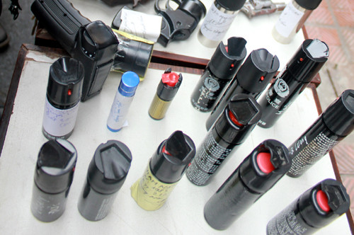 Những bình xịt hơi cay của đối tượng xấu bị thu giữ