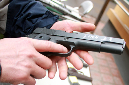 Một khẩu súng bị thu giữ