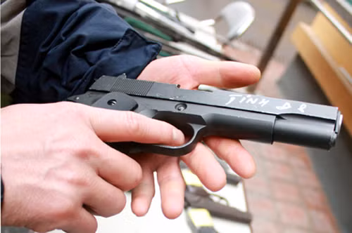 Một khẩu súng bị thu giữ Một khẩu súng bị thu giữ