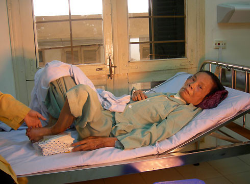 Sau 1-2 tuần nữa, bà Mười, vợ ông Bá có thể xuất viện. Ảnh: N.P.