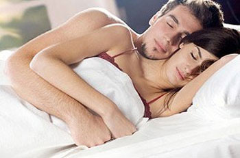 “Có thằng đang đêm kêu cậu, cậu ơi vợ con kêu đau, cậu xem được giờ để con đưa vợ đi đẻ… Có đứa thì gọi điện bảo cậu ơi cậu xem chúng muốn sinh được con trai, giờ này chúng con “sinh hoạt” được chưa (ảnh minh họa)