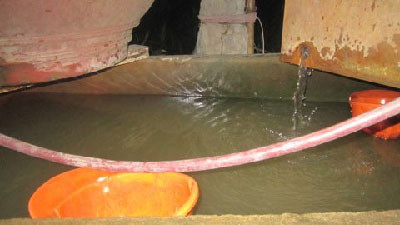 Nước ở đây có màu vàng, đục ngầu và có mùi rất khó chịu. Nước ở đây có màu vàng, đục ngầu và có mùi rất khó chịu.