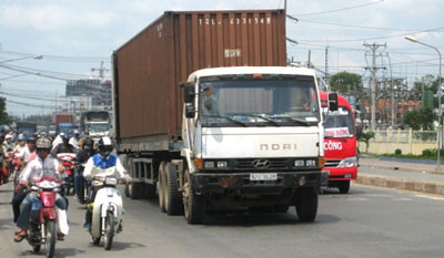 Xe container chọn QL1A dù biết đường xấu hơn và xa hơn cao tốc. Xe container chọn QL1A dù biết đường xấu hơn và xa hơn cao tốc.