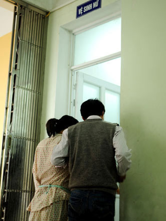 Không ngại đưa vợ vào tận phòng vệ sinh nữ. Không ngại đưa vợ vào tận phòng vệ sinh nữ.