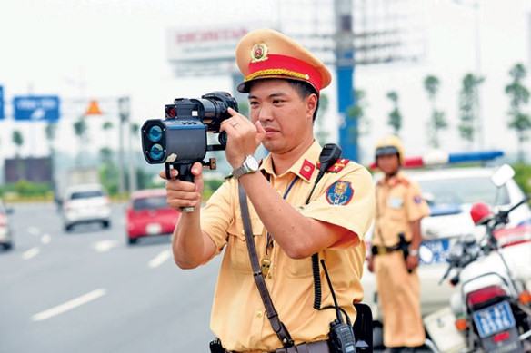 Lực lượng CSGT sẽ tăng cường kiểm tra, xử lý các hành vi nguy hiểm như chở quá tải, chạy quá tốc độ - Ảnh: Khánh Linh.