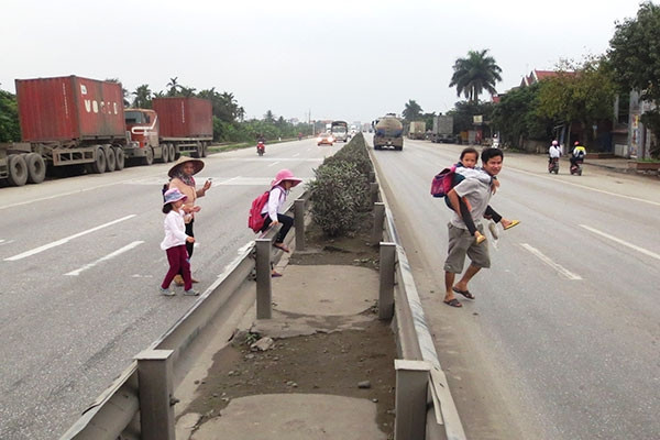 Ngang nhiên băng qua giải phân cách để sang đường của nhiều người dân thể hiện hành vi thiếu văn hóa giao thông, tiềm ẩn nguy cơ tai nạn gia thông - ảnh Ủy ban An toàn Giao thông quốc gia. Ngang nhiên băng qua giải phân cách để sang đường của nhiều người dân thể hiện hành vi thiếu văn hóa giao thông, tiềm ẩn nguy cơ tai nạn gia thông - ảnh Ủy ban An toàn Giao thông quốc gia.