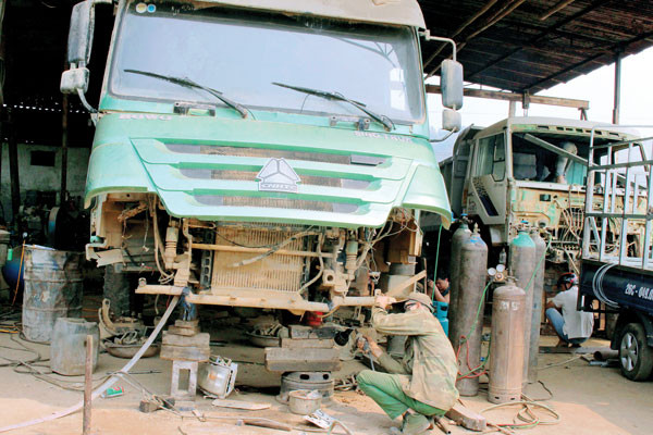 Xe quá hạn sử dụng được đưa vào các xưởng sửa chữa để tái sử dụng - ảnh nguồn Báo Sơn La. Xe quá hạn sử dụng được đưa vào các xưởng sửa chữa để tái sử dụng - ảnh nguồn Báo Sơn La.