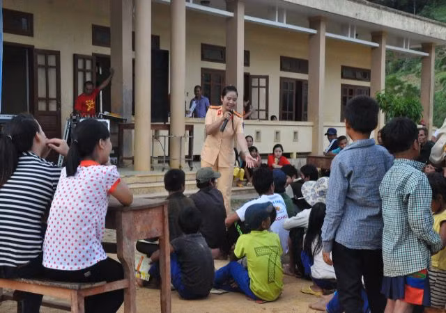 Cảnh sát giao thông Quảng Trị nói chuyện an toàn giao thông với đồng bào dân tộc -ảnh nguồn: Bộ Giao thông vận tải.