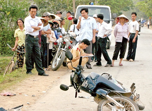 Coi thường luật giao thông, chủ quan vì đường vắng là nguyên nhân xảy ra tai nạn tại các tuyến đường giao thông nông thôn (Một vụ tai nạn do người điều khiển phương tiện không làm chủ tốc độ tại huyện Hoài Nhơn, Bình Định) - Ảnh: Hoàng Minh Coi thường luật giao thông, chủ quan vì đường vắng là nguyên nhân xảy ra tai nạn tại các tuyến đường giao thông nông thôn (Một vụ tai nạn do người điều khiển phương tiện không làm chủ tốc độ tại huyện Hoài Nhơn, Bình Định) - Ảnh: Hoàng Minh