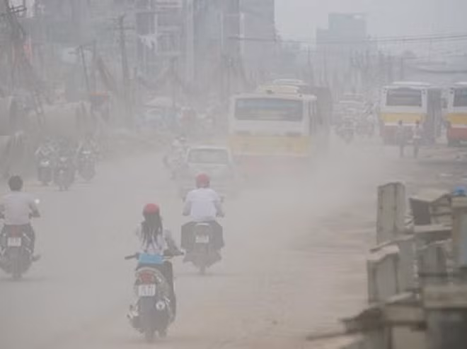 Nhiều tuyến đường mù mịt vì bụi và vì khói xả thải từ các phương tiện giao thông - ảnh nguồn VTC