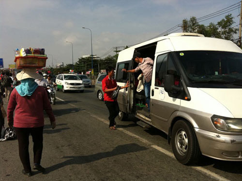 Đón xe dọc đường người dân chấp nhận rủi ro khi lên xe không có chỗ ngồi hoặc ép giá vé cao hơn và không rõ lộ trình của nhà xe - ảnh nguồn Ngày Nay. Đón xe dọc đường người dân chấp nhận rủi ro khi lên xe không có chỗ ngồi hoặc ép giá vé cao hơn và không rõ lộ trình của nhà xe - ảnh nguồn Ngày Nay.