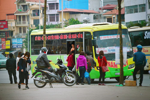 Bến cóc hình thành một phần lỗi do chính người dân không chịu vào bến xe mua vé mà chờ đón xe dọc đường - ảnh nguồn: Báo Hà Nội Mới. Bến cóc hình thành một phần lỗi do chính người dân không chịu vào bến xe mua vé mà chờ đón xe dọc đường - ảnh nguồn: Báo Hà Nội Mới.