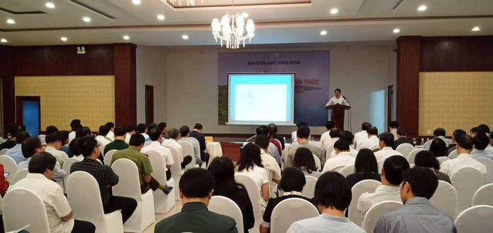 Các đại biểu tham gia buổi tập huấn về biển đảo. Các đại biểu tham gia buổi tập huấn về biển đảo.