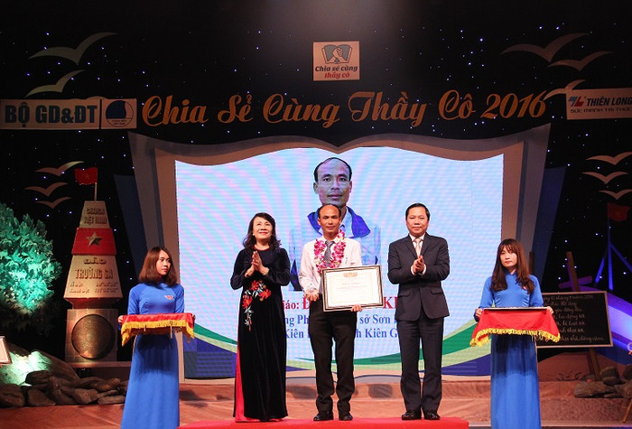 Thầy Đoàn Văn Kiều (ở giữa)- người thầy 17 năm dạy học nơi đảo xa và 4 lần về thăm cha mẹ (Ảnh: Thùy Linh) Thầy Đoàn Văn Kiều (ở giữa)- người thầy 17 năm dạy học nơi đảo xa và 4 lần về thăm cha mẹ (Ảnh: Thùy Linh)