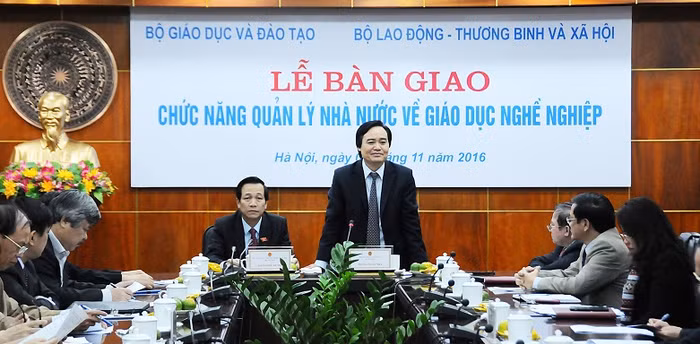 Bộ GD&amp;ĐT và Bộ trưởng Bộ Lao động - Thương binh và Xã hội tiến hành Lễ bàn giao chức năng quản lý Nhà nước về giáo dục nghề nghiệp. (Ảnh: Thùy Linh)