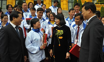 Phó Chủ tịch nước Đặng Thị Ngọc Thịnh gặp mặt 42 giáo viên tiêu biểu vùng biển đảo tiêu biểu (Ảnh: Xuân Tùng) Phó Chủ tịch nước Đặng Thị Ngọc Thịnh gặp mặt 42 giáo viên tiêu biểu vùng biển đảo tiêu biểu (Ảnh: Xuân Tùng)