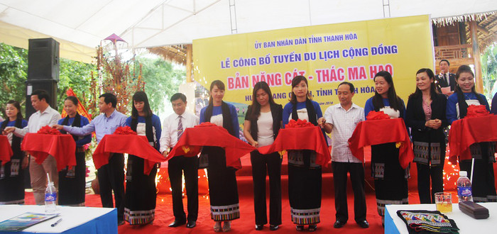 Lãnh đạo tỉnh, huyện cắt băng khai trương tuyên truyền du lịch bản Năng Cát, thác Ma Hao. (Ảnh: Thùy Linh)