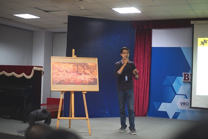 Đại diện đội thi trình bày trước Ban giám khảo Đại diện đội thi trình bày trước Ban giám khảo