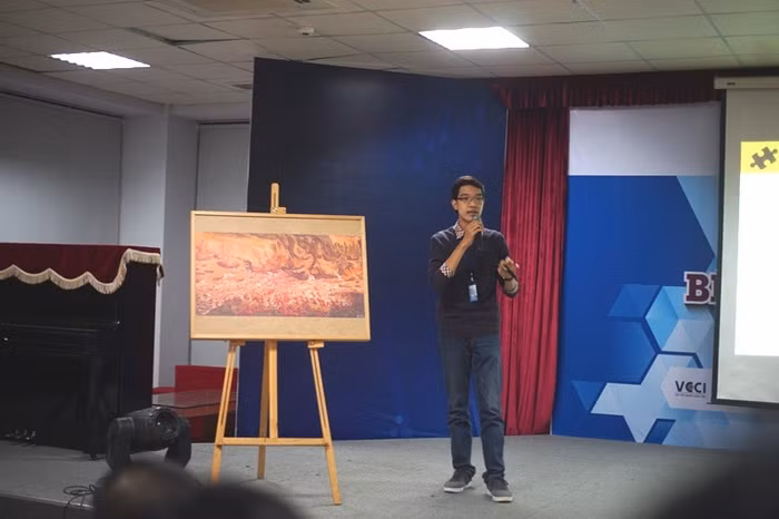 Đại diện đội thi trình bày trước Ban giám khảo Đại diện đội thi trình bày trước Ban giám khảo