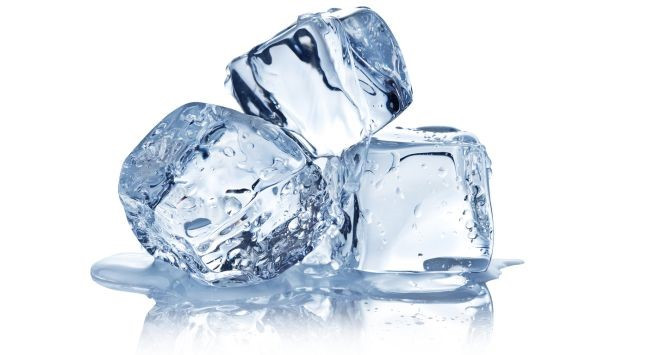 Ngậm đá lạnh có thể ngăn ói mửa.