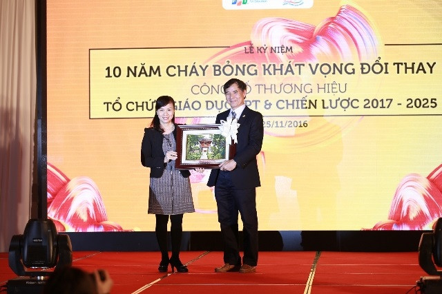 Đại diện Bộ GD&ĐT tặng quà kỉ niệm cho Đại học FPT (Ảnh: Vân Anh) Đại diện Bộ GD&ĐT tặng quà kỉ niệm cho Đại học FPT (Ảnh: Vân Anh)