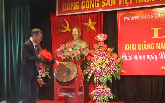 PGS.Lê Lương Đống- Hiệu trưởng Nhà trường đánh trống khai giảng năm học mới PGS.Lê Lương Đống- Hiệu trưởng Nhà trường đánh trống khai giảng năm học mới