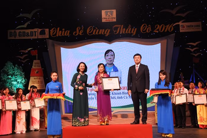 Trưởng Ban Dân vận Trung ương Trương Thị Mai và Bí thư thứ nhất Trung ương Đoàn Lê Quốc Phong trao bằng khen và kỉ niệm chương cho các thầy cô giáo tiêu biểu