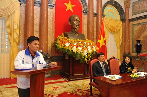 Thầy giáo Lê Xuân Quyết chia sẻ cảm xúc (Ảnh: Xuân Tùng) Thầy giáo Lê Xuân Quyết chia sẻ cảm xúc (Ảnh: Xuân Tùng)