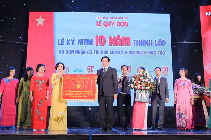 Trường Tiểu học Lê Qúy Đôn đón nhận cờ thi đua của Bộ GD&amp;ĐT