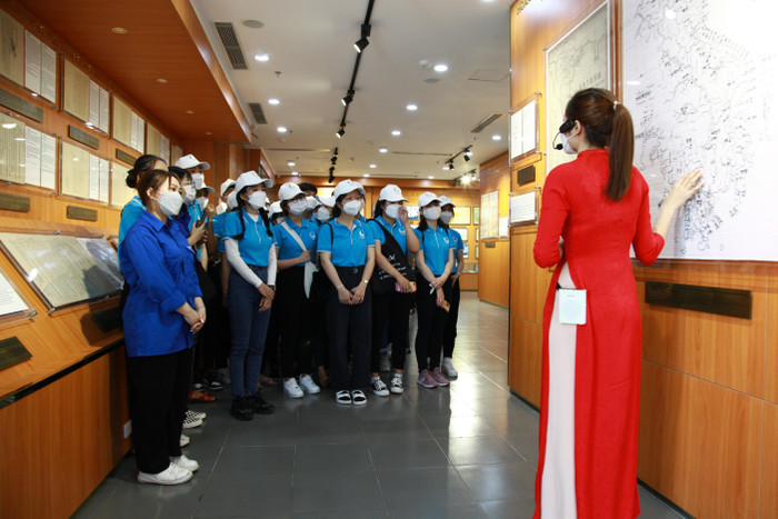 Sinh viên được giới thiệu về những tấm bản đồ cổ có tuổi đời hàng thế kỷ thể hiện chủ quyền của Việt Nam đối với quần đảo Hoàng Sa. Ảnh: AN