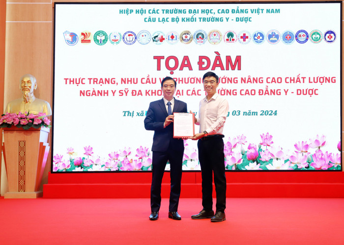 Tiến sĩ Nguyễn Quang Ân - Hiệu trưởng Trường Cao đẳng Y tế Phú Thọ nhận Quyết định trở thành Ủy viên Ban Chủ nhiệm Câu lạc bộ khối trường cao đẳng y dược thuộc Hiệp hội Các trường đại học, cao đẳng Việt Nam. z5248739519354_3726a4d3696181a0226af4b41459af21.jpg