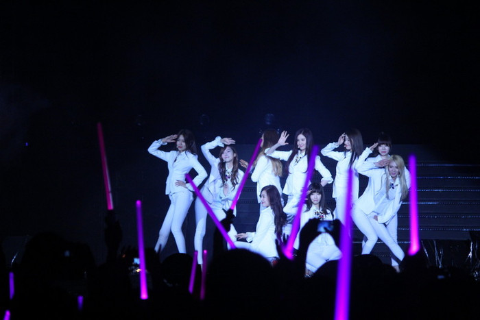 Và tiết mục của SNSD được coi là phần trình diễn được fan mong chờ nhất, 9 cô gái chọn trang phục trắng trong hai ca khúc mở màn Genie và Mr.Mr. Hàng ngàn fan hò reo và hát theo, được biết đây là những hit khá quen thuộc và gắn liền với tên tuổi của SNSD.