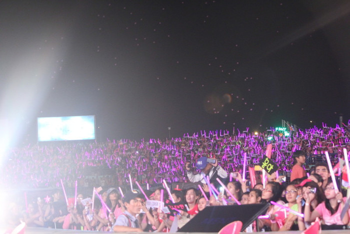 Hàng trăm bong bóng màu hồng được fan chuẩn bị và thả tung lên bầu trời khiến chương trình thêm phần hoành tráng.