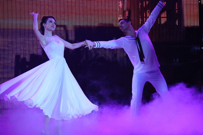 Angela Phương Trinh cùng vũ công Kosta phối hợp khá ăn ý dù phải thực hiện nhiều động tác khó.