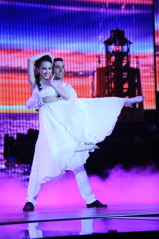 Angela Phương Trinh xuất hiện với trang phục trắng tinh khôi, trong tiết mục lần này cô sẽ hóa thân thành một cô gái làng biển.