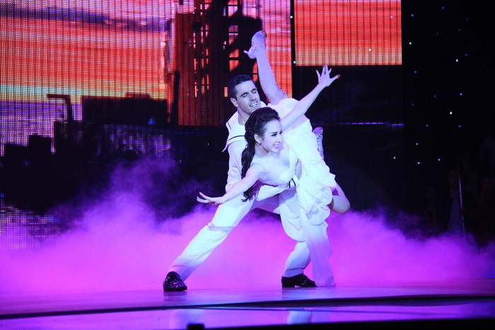 Sau thời gian dài bị cấm diễn thì đây là lần đầu tiên cô xuất hiện trên sóng truyền hình.