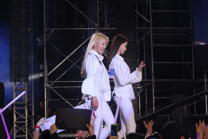 Nhiều fan còn chu đáo chuẩn bị nước uống cho thần tượng của mình.