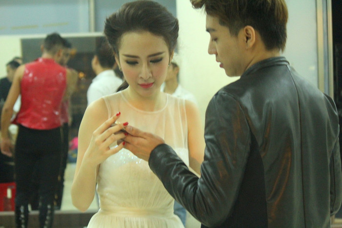 Khi được hỏi về cảm xúc sau khi hoàn thành phần diễn, cô cho biết mình rất vui vì đã mang đến cho khán giả một tiết mục hoàn hảo, cô cũng hy vọng khán giả thích màn biểu diễn của mình.