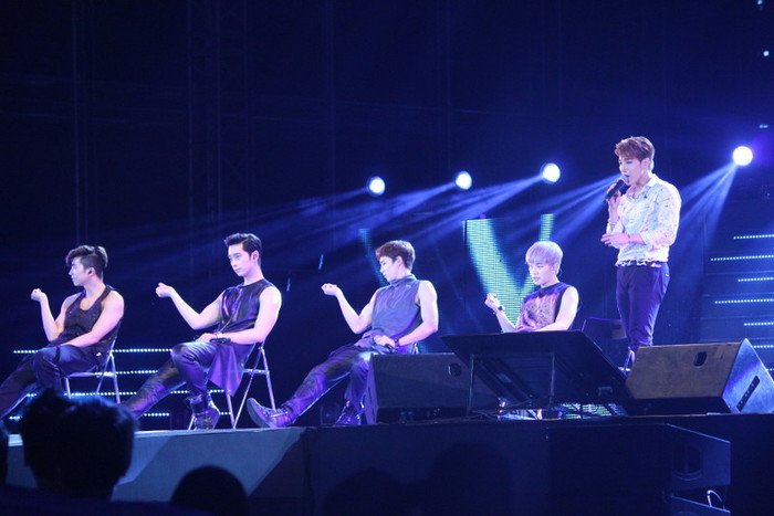 5 thành viên điển trai của 2PM chiêu đãi khán giả hâm mộ Việt bằng các ca khúc hit như: 10 Out Of 10, I’ll Be Back, Hands Up, I Can’t, All Day Think of You. Tuy diện trang phục khá đơn giản, nhưng giọng hát cùng những màn vũ đạo đỉnh của nhóm đủ sức đốt cháy sân khấu HEC Korea Festival.